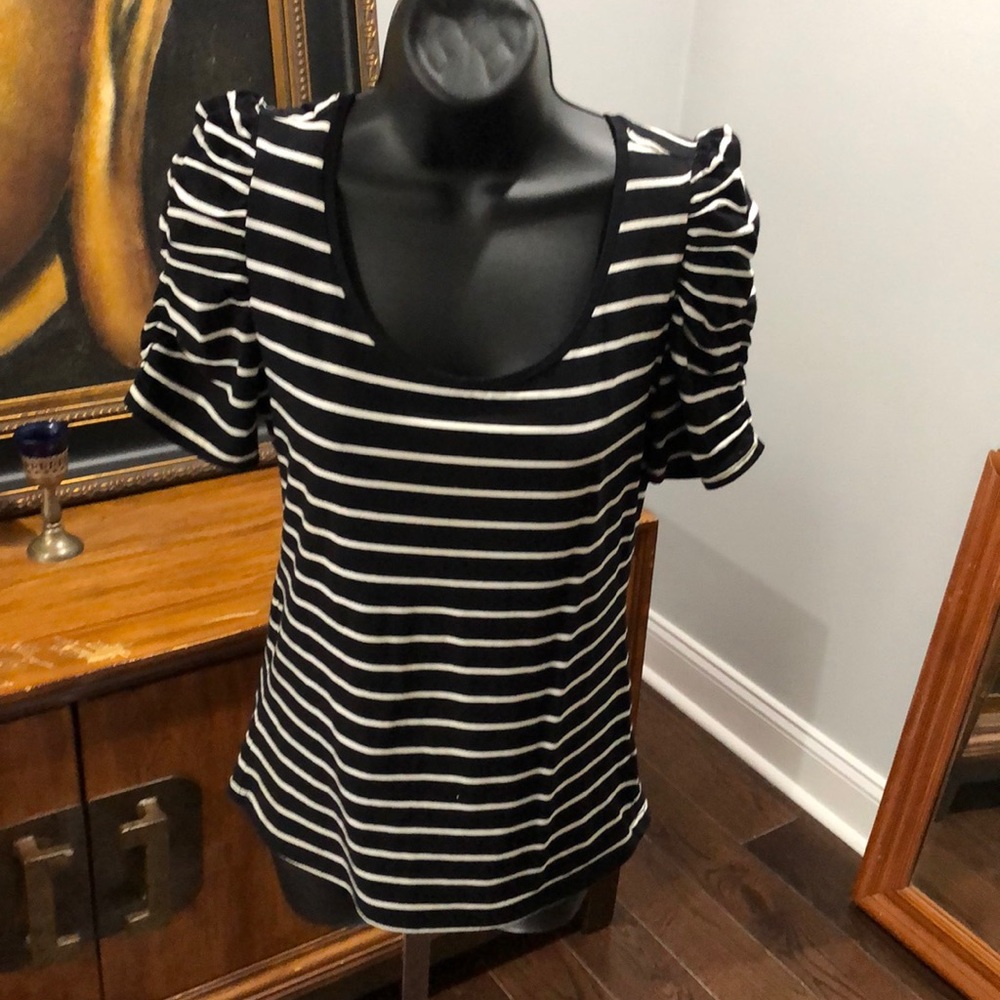 BLACK & WHITE STRIPE TEE